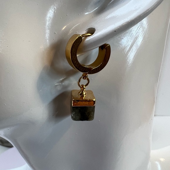 Stone Dainty Gold Hoops - Elegant Classic Earrings - Small Minimalist Hoop - Picture 9 of 16